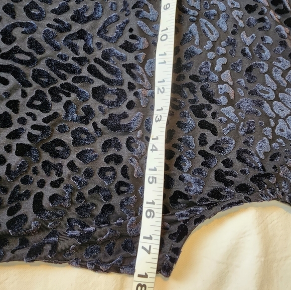 DKNY Host Pick  Black Blooms Faux Leather Shoulder & Neckline Top Size M - Picture 5 of 7